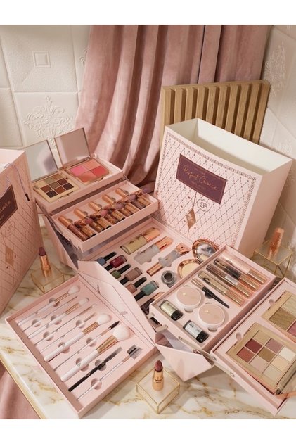 Distinctive makeup box with multiple varieties