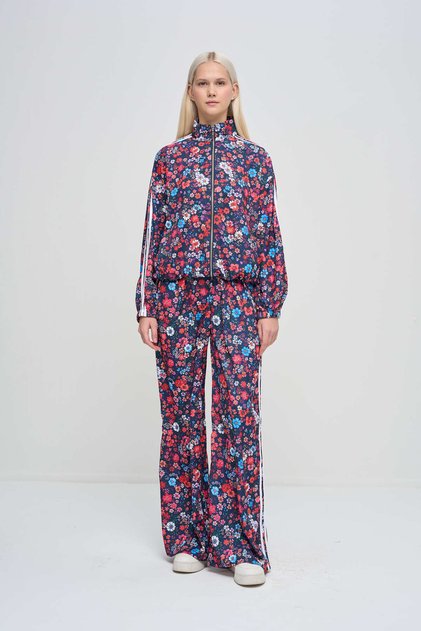Costum cu model floral cu dungi