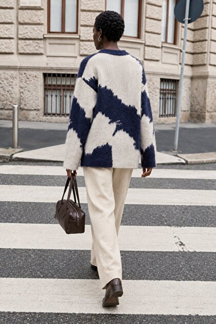 ABSTRACT PATTERNED KNIT SWEATER