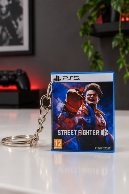 سلسلة مفاتيح على شكل صندوق ألعاب مصغر لـ Street Fighter PS5