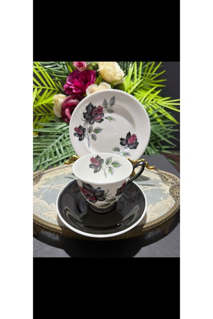 İngiliz porselen markası Royal Albert tarafından üretilen klasik Masquerade serisine ait vintage bir kemik porselen (bone china) fincan ve tabak takımıdır.