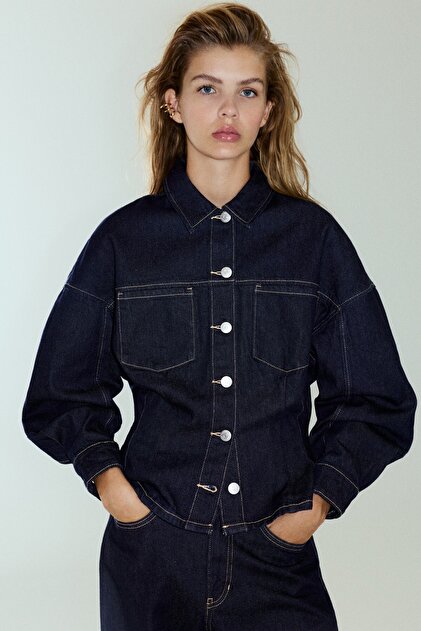 Belden oturan denim gömlek