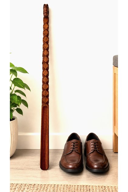 Premium El Oyması Ahşap Ayakkabı Çekeceği – Tay Figürlü Model (75 cm)
