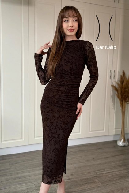 Rochie midi maro elegantă, cu drapaj și broderie florală