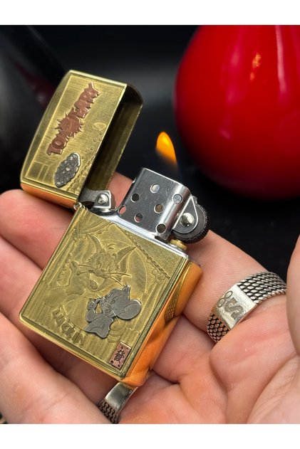 Tom and Jerry Temalı Gold Renk Kabartma İşlemeli Metal Çakmak – Özel Tasarım Premium Hediye