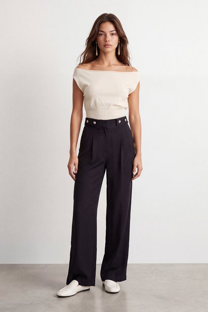 Button detailed pants