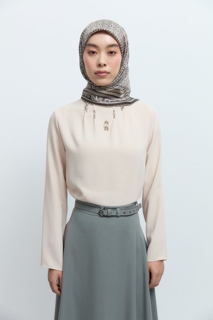 Yakası Taş Detaylı Bluz - Bej