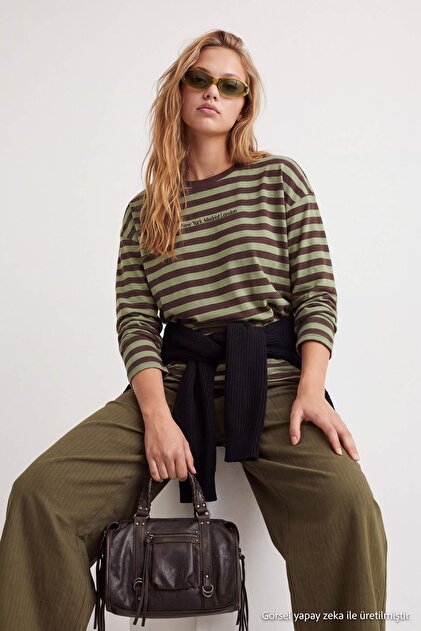 Yeşil Kahverengi Çizgili Oversize Slogan Baskılı Örme Sweatshirt TWOAW27TS00114