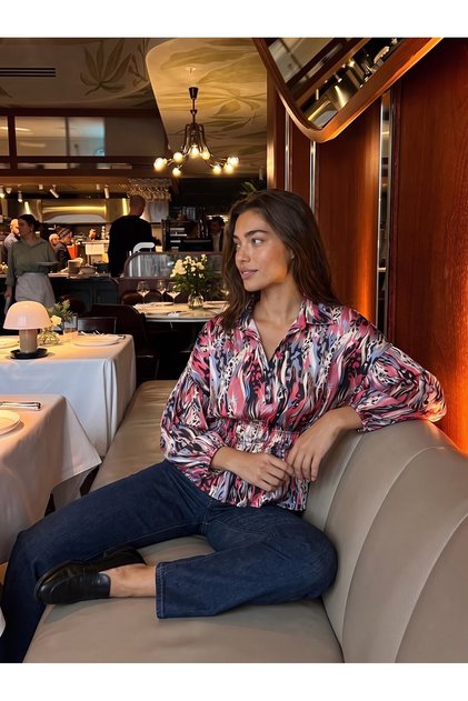 Red Satin Textured Long-Sleeved Shirt with Elastic Waist Detail and Comfortable Fit Pattern