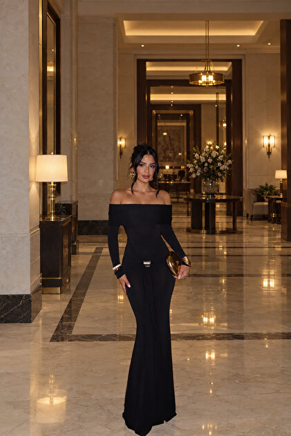 Rochie neagră din țesătură Sandy, cu guler tip Madonna, mâneci lungi, detaliu cu cataramă și design în talie
