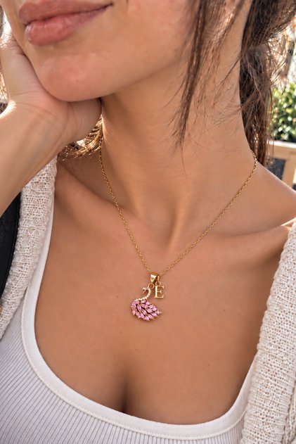 Kişiye özel Kararmaz Kadın Zirkon Pembe Taşlı Kuğu Harfli Gold Çelik Kolye