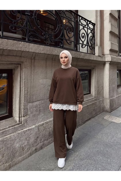 طقم رياضي مكون من قطعتين بتفاصيل دانتيل وقصة مريحة باللون البني
