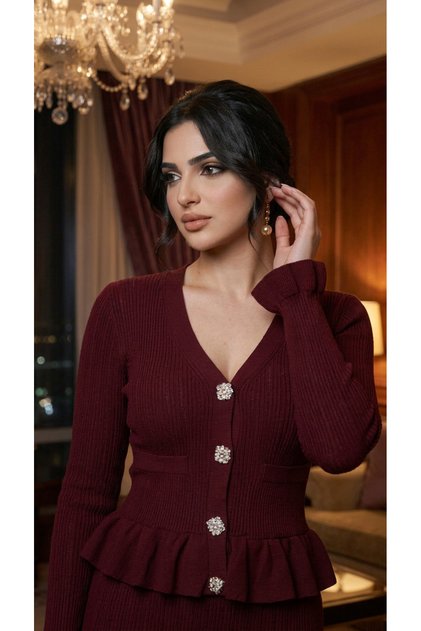 فستان محبوك بكشكشة باللون العنابي الداكن