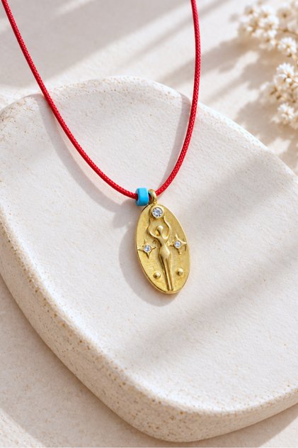 925 Ayar Gümüş Gold Kaplamalı Işık Tanrıçası Kırmızı İpli Şans Kolyesi