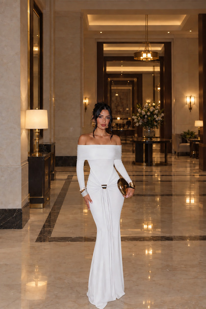 Rochie albă din țesătură Sandy, cu guler Madonna, mâneci lungi, detaliu cu cataramă și design în talie