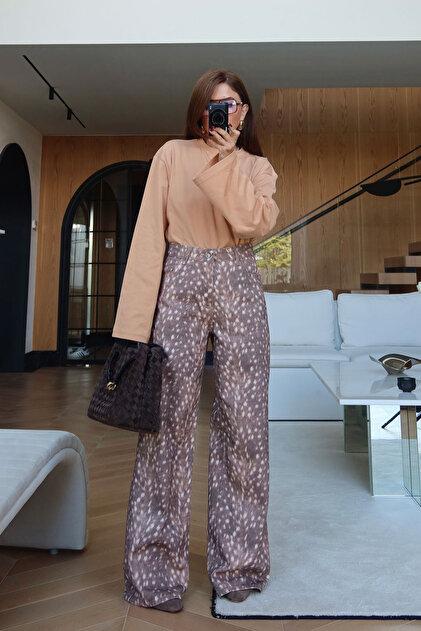 Pantaloni maro din gabardină cu model Bambi - 1243