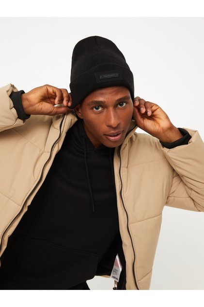 Ανδρικό πλεκτό σκουφάκι με κεντημένη ετικέτα