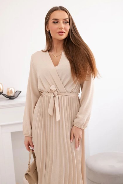Rochie bej tip wrap cu fustă plisată pentru un look elegant și rafinat