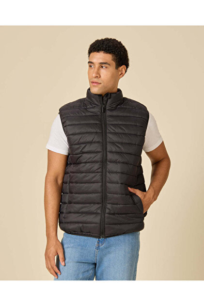 Men Black Sleeveless Puffer Gilet