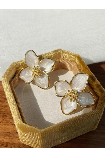 1 pair of metal petal drop earrings