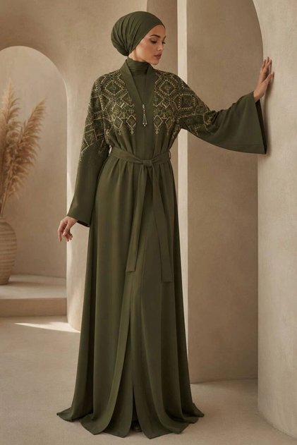 Symmetrisch bestickter, detaillierter, mit Gürtel versehener, khakifarbener Hijab-Ferace 29143HK