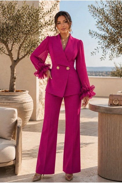 compleu elegant fucsia cu mâneci din organza plisată cu volănașe și sacou