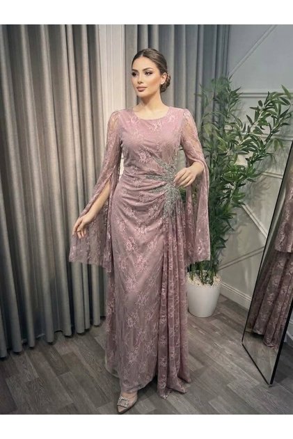 فستان سهرة طويل راقٍ بتصميم مستقيم (Straight/A-line Silhouette) يجمع بين الكلاسيكية والفخامة العصرية