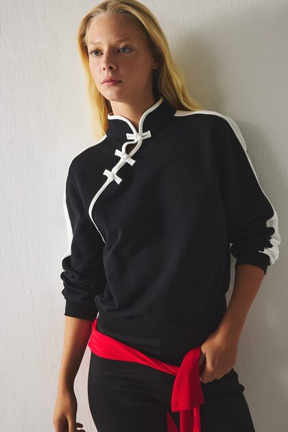 Asymmetrisches Sweatshirt mit Kontrastpaspeln und Knöpfen I9640AX26AU