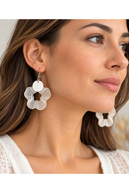 Cercei Eleganți Albi cu Design Floral și Formă Ondulată – 6 × 2 cm