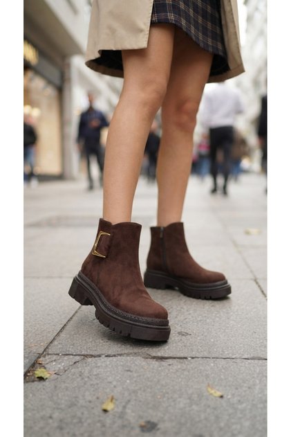 Μπότες Mayka Brown Suede με ίσια αντιολισθητική σόλα και αγκράφα