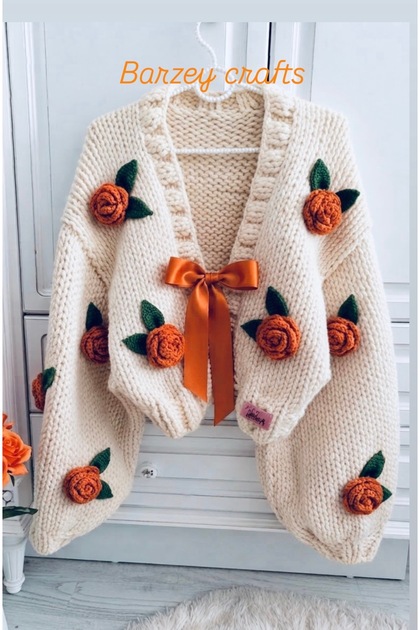 Cardigan pentru femei, tricotat manual, crem, cu detalii trandafir portocaliu și panglică, design elegant