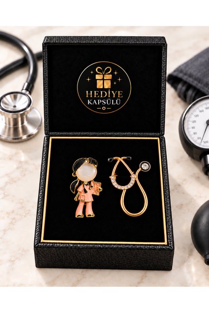 2’li Doktor Broş Seti – Doktor Figürü ve Taşlı Stetoskop Yaka İğnesi