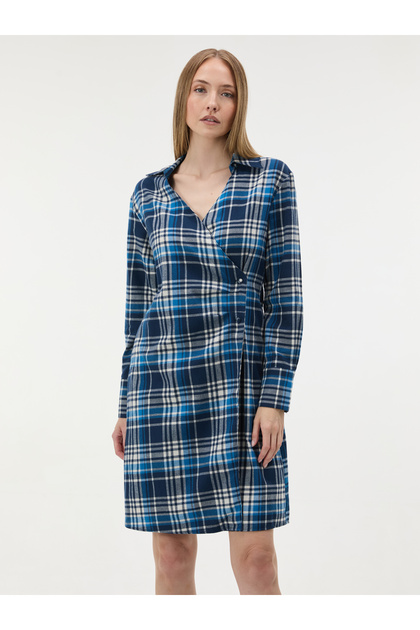 Rochie scurtă petrecută de damă cu imprimeu geometric, albastră