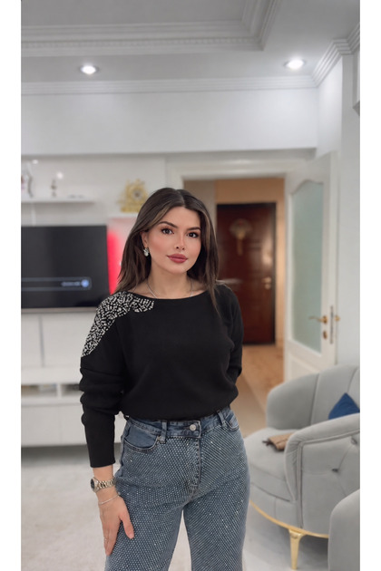 Kayık Yaka Omuz Detayı Taşlı Triko Kazak