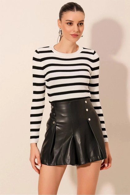 Women's Black Striped Crew Neck Knitwear Sweater Hzl24W-Bd1101331