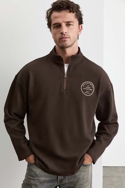 Toren Men's Zippered Printed Brown Sweatshirt