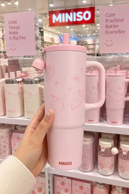 Lisanslı Strawberry Serisi Paslanmaz Çelik Matara 890 mL – Pipetli ve Saplı
