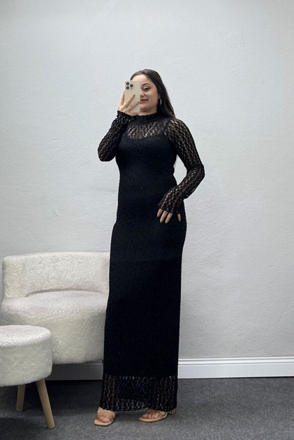 فستان نسائي بتفاصيل دانتيل وياقة عالية باللون الأسود