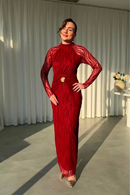 Rochie de seară maxi, din țesătură lurex, de culoare burgundă, cu detaliu cu cataramă în talie și mâneci lungi din tul
