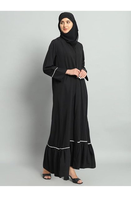 ترتدي النساء العربيات عباءة مع حجاب.