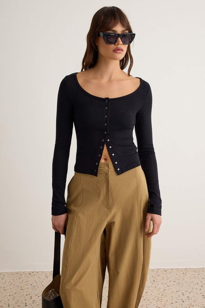 Siyah Düz Fitted Havuz Yaka Çıtçıtlı Crop Viskon Ribana Örme Bluz TWOAW27BZ00118