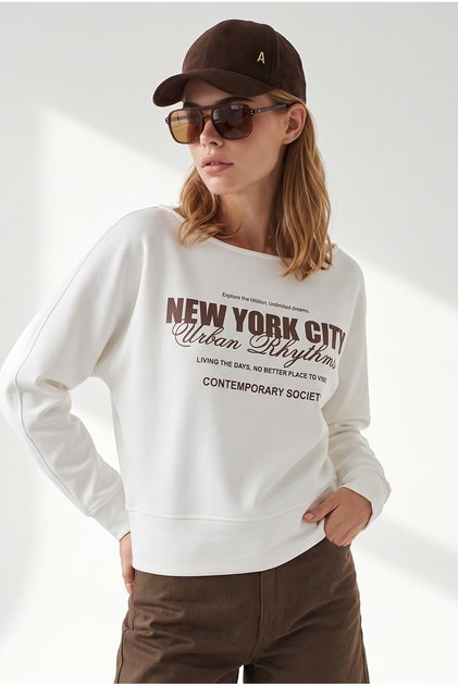 Kadın Beyaz Kayık Yaka Newyork Baskılı Dökümlü Bluz BLZ-19003465