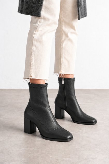 Women's Black Zippered Blunt Toe High Heel Boots (7 cm)