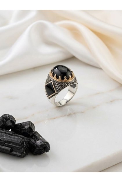 خاتم رجالي فضة 925 بحجر أونيكس أسود سادة بتفاصيل جانبية مميزة | Medina Shop