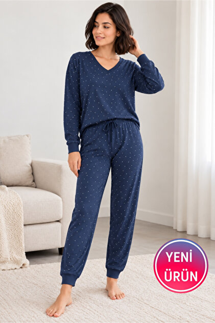 Set pijamale de damă bleumarin cu model de buline – decolteu în V, buzunar, șnur și detaliu manșetă