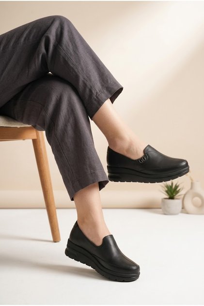Kadın Hakiki Deri Metal Detaylı Kalın Tabanlı Ortopedik Günlük Slip-On Ayakkabı