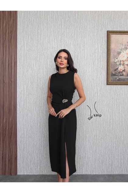 فستان بدون أكمام مطوي وإبزيم مفصل
