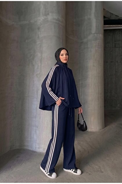 طقم نسائي مخطط على طراز Oysho - طقم رياضي كاجوال بأكمام واسعة وربطة خصر، لون كحلي