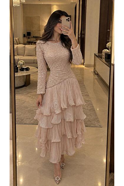 فستان سهرة أنيق ومميز باللون الوردي اللحمي (Nude Pink) أو البيج المائل للوردي