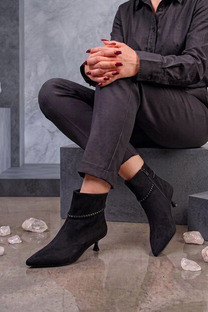 Rovek Women's Boots with Ankle Collar Detail and Heels, Black